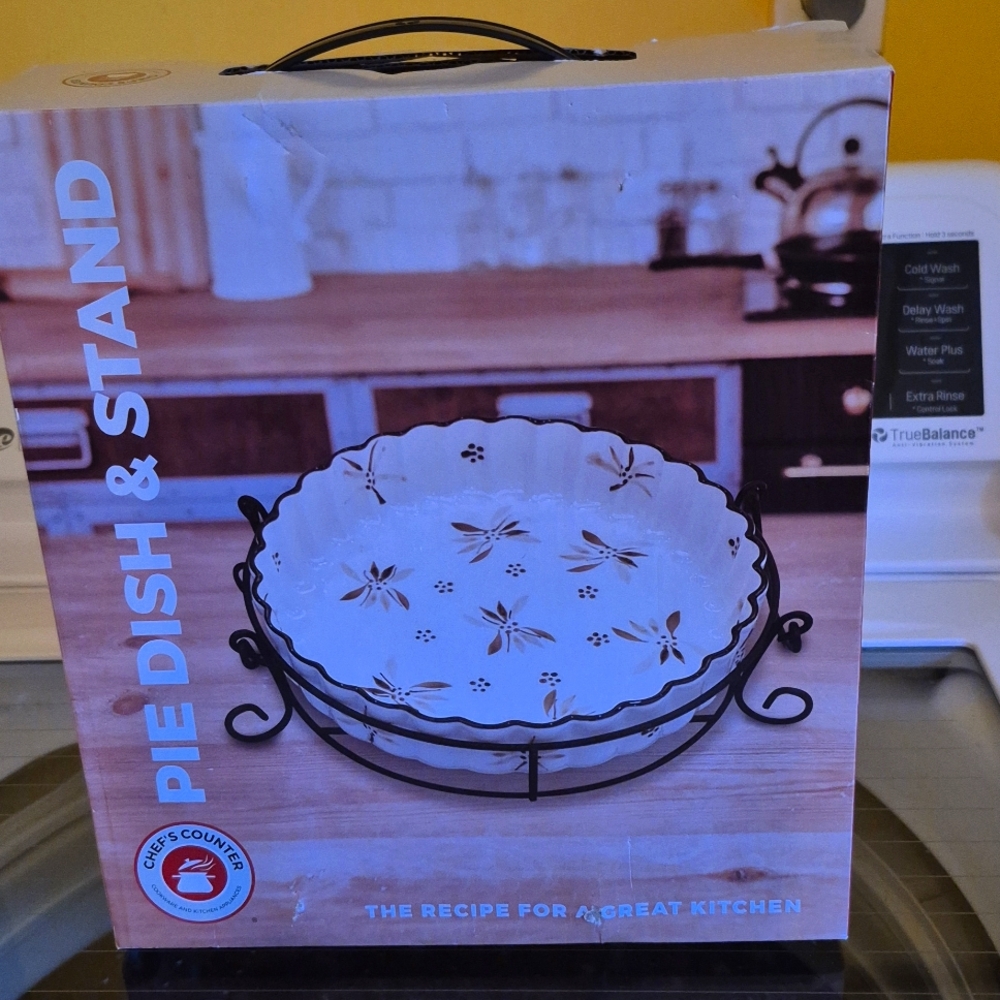 Very pretty pie dish and stand.